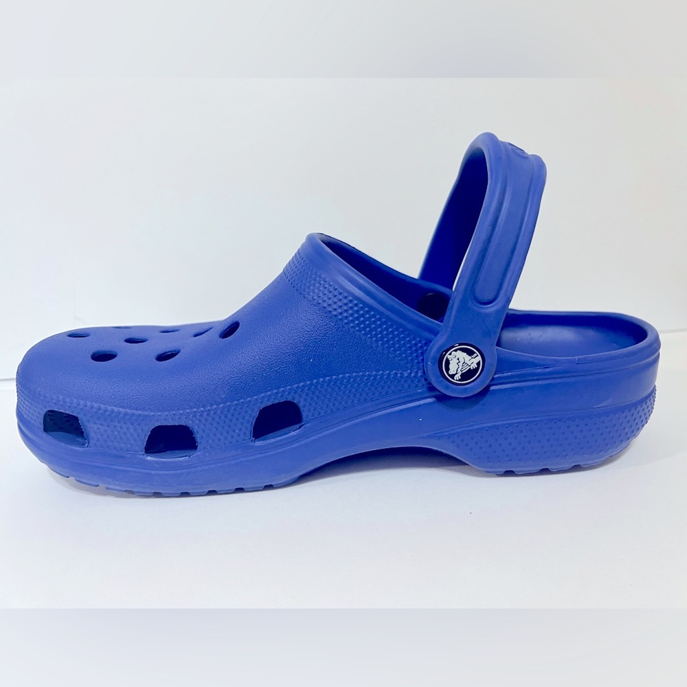 Unisex crocs. Size Men 7 and Size women 9.